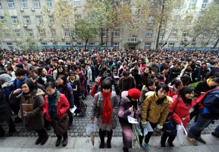 Applicants attend the public servant recruitment exam at a college in Nanjing, capital of east China's Jiangsu Province Nov. 29, 2009. About 65,000 applicants in Jiangsu Province joined the annually nationwide exam on Sunday.(Xinhua/Sun Can)