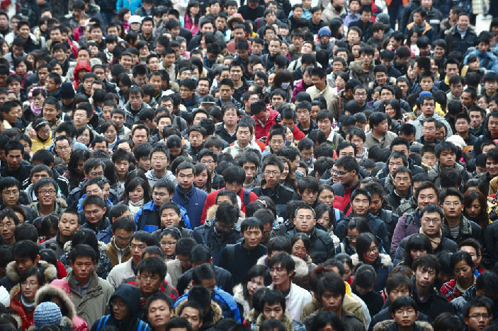 Examinees wait before the servant recruitment exam starts, Nov, 29, 2009. Almost 1 million people Sunday sat China&apos;s national examination for 2010 admissions to the civil service. [Xinhua]