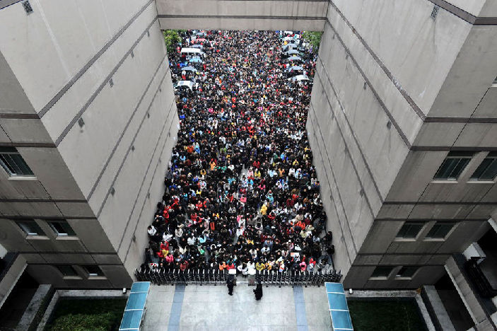 Examinees go to take the servant recruitment exam in central China&apos;s Hubei Province, Nov. 29, 2009. Almost 1 million people Sunday sat China&apos;s national examination for 2010 admissions to the civil service. [Xinhua]