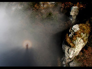 A rare, circular rainbow, known as 'Buddha's halo' in Chinese, appeared for over two hours at the celebrated mountain scenic area of Lushan in Jiangxi Province, eastern China on Sunday, Nov. 29, 2009. Buddha's halo is a complex natural phenomenon, whose appearance depends on sunshine, clouds, landforms and many other factors. [CFP] 