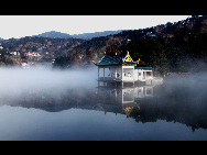 Cold air around Lushan, a celebrated mountain scenic area in East China's Jiangxi Province, created a misty fairyland on Nov. 29, 2009. [CFP]