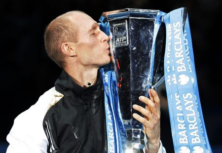 Nikolay Davydenko of Russia kisses his trophy after defeating Juan Martin Del Potro of Argentina in the final of the ATP World Tour Finals tennis match in London, November 29, 2009. (Xinhua/Reuters Photo) 