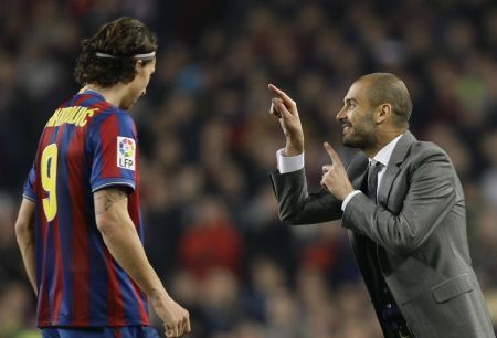 Barcelona's coach Josep Guardiola (R) gives instructions to Swedish player Zlatan Ibrahimovic during their Spanish first division soccer match against Real Madrid at the Camp Nou stadium in Barcelona November 29, 2009. (Xinhua/Reuters Photo) 