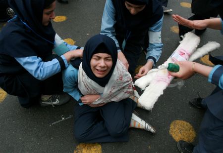 Students of a middle school attend a earthquake drill in Tehran, capital of Iran, Nov. 29, 2009. (Xinhua/Ahmad Halabisaz)