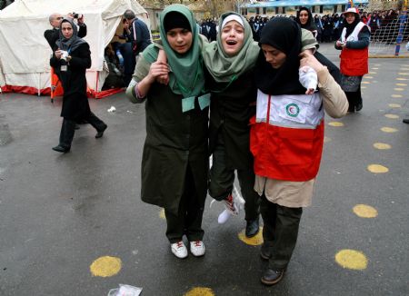 Students of a middle school attend a earthquake drill in Tehran, capital of Iran, Nov. 29, 2009. (Xinhua/Ahmad Halabisaz)