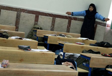 Students of a middle school attend a earthquake drill in Tehran, capital of Iran, Nov. 29, 2009. (Xinhua/Ahmad Halabisaz)