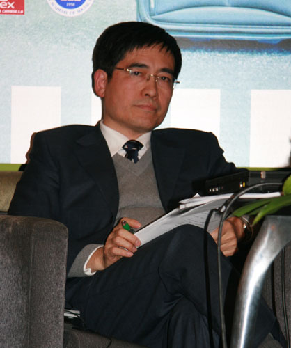 Dr. Tong Shijun listens to questions from the audience at the German-Chinese Documentary Film Forum at the Department of Culture and Education of the German General Consulate in Shanghai, November 27.