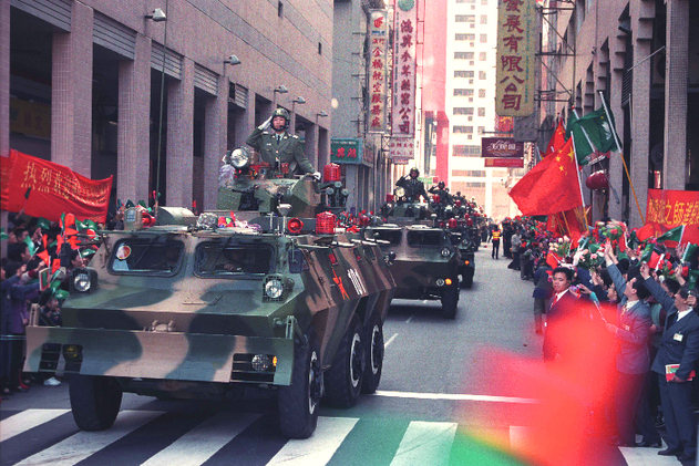Macao citizens warmly welcome the People's Liberation Army that entered and would be stationed in the Macao Special Administrative Region.