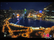 Macao lies on the western side of the Pearl River Delta, bordering Guangdong province in the north and facing the South China Sea in the east and south. The territory has thriving industries such as textiles, electronics and toys, and a notable tourist industry.This makes it one of the richest cities in the world. Macao at night presents a wonderful scene. You can enjoy night scene in different places.[Photo by Liu Guoxing]