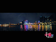 Macao lies on the western side of the Pearl River Delta, bordering Guangdong province in the north and facing the South China Sea in the east and south. The territory has thriving industries such as textiles, electronics and toys, and a notable tourist industry.This makes it one of the richest cities in the world. Macao at night presents a wonderful scene. You can enjoy night scene in different places.[Photo by Liu Guoxing]