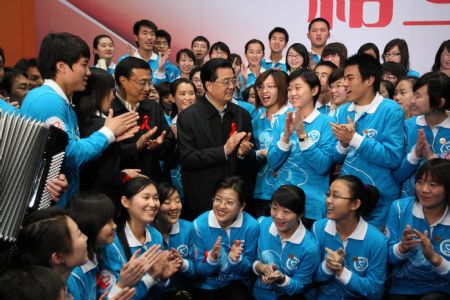 Chinese President Hu Jintao (C) and Chinese Vice Premier Li Keqiang take part in a gathering of AIDS prevention volunteers in Beijing, capital of China, Nov. 30, 2009, a day before the 22nd World AIDS Day. (Xinhua) 