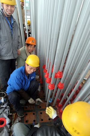 Workers proceed on the building site of UK Pavilion of the 2010 Shanghai World Expo in Shanghai, east China, Nov. 29, 2009. Most of the pavilions are taking on a dashing look with the coming of the 2010 Shanghai World Expo, which will fall in May of next year. 