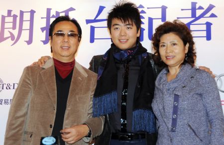 Lang Lang (C) and his parents pose for photos at the press conference in Taipei, southeast China's Taiwan Province, Nov. 30, 2009. Lang Lang Charity Concert will be held at Taipei Arena on Dec. 2, and all the tickets sales will be donated for the rebuilding construction damaged by Typhoon Morakot in August.