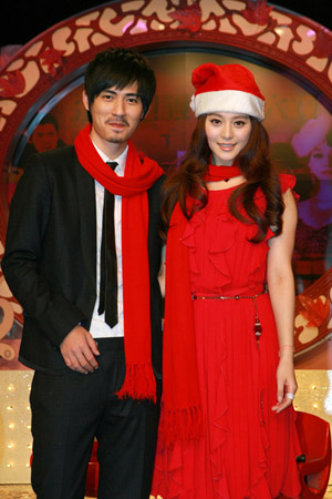 Leading protagonists Vic Zhou Yumii (L) and Fan Bingbing turn up at the high-profile press release of their new 36-episodes TV series Jintai-Pan, which is slated for public show as of Dec. 6th on the Satellite Channel of Shanghai Oriental TV Station, in Shanghai, east China, Nov. 30, 2009. (Xinhua/Zhu Liangcheng)