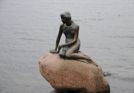 Photo taken on Nov. 22, 2009 shows the Little Mermaid statue in Copenhagen, capital of Denmark. The United Nations climate summit is scheduled from Dec. 7 to Dec. 18 in Copenhagen. Located at the islands of Zealand and Amager, Copenhagen is the capital and largest city of Denmark and a major regional center of culture, business and science. Of the scenic spots and historical sites in Copenhagen, the Little Mermaid statue is the most popular one among tourists. The statue sitting at Langelinie in Copenhagen was created by Danish sculptor Edvard Eriksen in 1913 based on the fairy tale written by renowned Danish author Hans Christian Andersen. (Xinhua/Zhao Changchun)