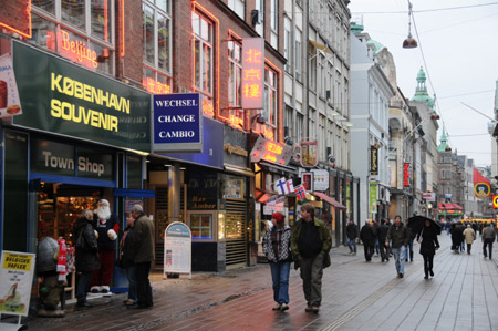 Photo taken on Nov. 22, 2009 shows the Stroget Shopping Street in Copenhagen, capital of Denmark. The United Nations climate summit is scheduled from Dec. 7 to Dec. 18 in Copenhagen. (Xinhua/Zhao Changchun)