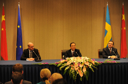 Chinese Premier Wen Jiabao (C), European Commission President Jose Manuel Barroso (R) and Swedish Prime Minister Fredrik Reinfeldt (L), whose country currently holds the rotating EU presidency, meet with the press after the 12th China-EU summit in Nanjing, capital of east China's Jiangsu Province, Nov. 30, 2009. [Han Yuqing/Xinhua]