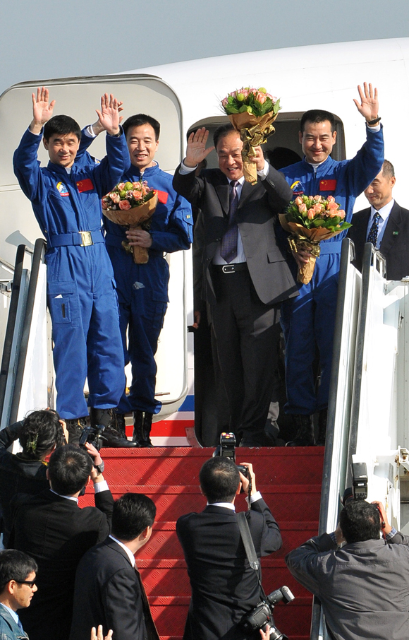 Three spacemen who piloted the Shenzhou-7 spacecraft receive a rousing welcome at Macao Airport. They visited Macao in December 2008.