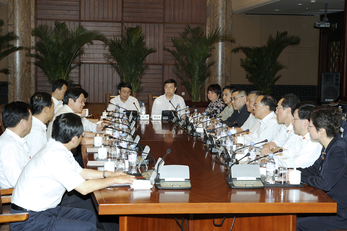 Former Chief Executive of the Macao Special Administrative Region Ho Hau Wah meets with the CPC Sichuan Provincial Committee members and leaders of the Sichuan provincial government. 