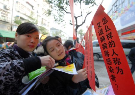 Residents take part in an AIDS awareness publicity activity in Shangyu, east China&apos;s Zhejiang Province, Dec. 1, 2009. (Xinhua/Han Jian)