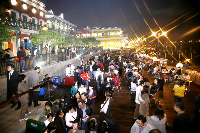 The unique Fisherman's Quay opened on the eve of the Spring Festival in 2005, attracting large quantities of citizens.