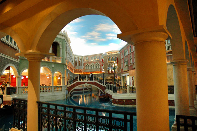 Venice Holiday Village is the biggest indoor resort for exhibition, shopping and tourism in Asia.