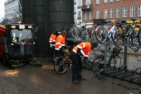 Sanitation workers clean a shelf for parking bicycles in Copenhagen, capital of Denmark, on Nov. 23, 2009. Copenhagen is known as one of the most bicycle-friendly cities in the world. 36% of all citizens commute to work or school by bicycle. Also, the city&apos;s bicycle paths are extensive and well used. The local government has also taken some measures to promote the energy-efficient, economical and enjoyable means of transportation. (Xinhua/Zhao Changchun) 