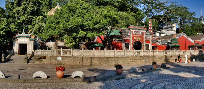 Barra Square (Largo do Pagode da Barra) is connected to the very earliest days in Macao when the Portuguese first stepped ashore. It is a witness to successful East-West cultural coexistence.