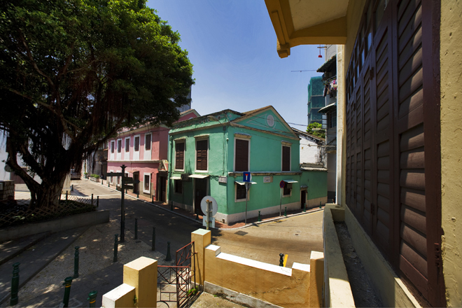 Lilau Square, inhabited mostly by Portuguese residents in earlier ages, is built on the slopes of a hill. The square still retains traditional Portuguese construction and art deco design.