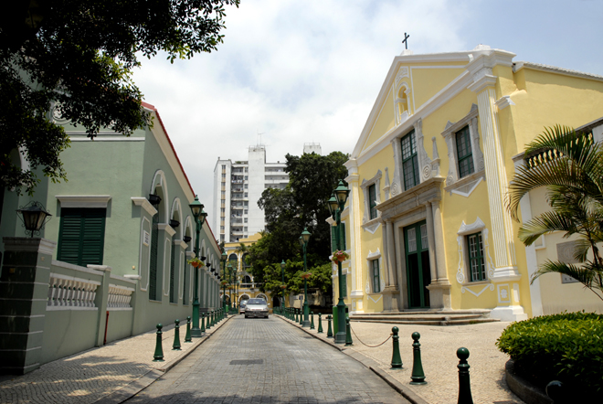 St. Augustine's Square is quiet and beautiful. It is surrounded by many important monuments, including St. Augustine's Church, Agostinho the Jesuit residence, Dom Pedro V Theater, St. Joseph's Seminary, Sir Robert Ho Tung Library and the Ricci House.