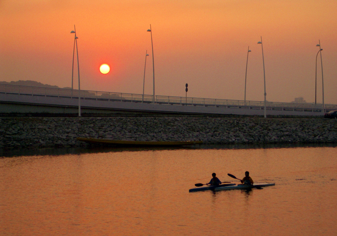 Dragon Boat teams practice at the Nam Van Lake.