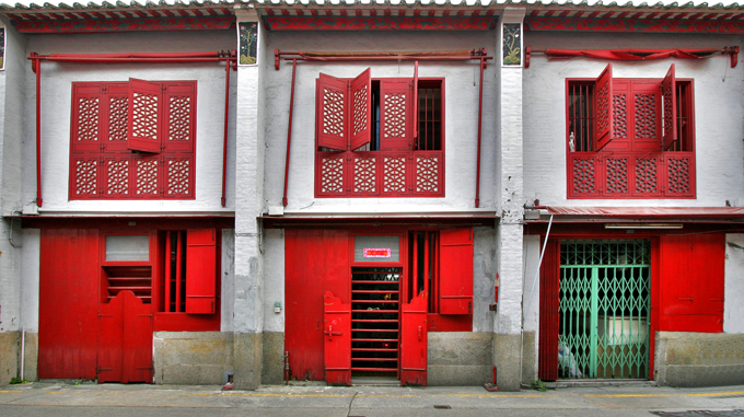 The local government has been busy redecorating Fook Lun New Street. The predominant red color is making the area more attractive to tourists.