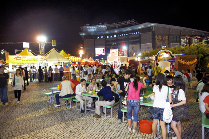 A food festival is held at Nam Van Lake Square every November. All kinds of Chinese, Western and Southeast Asian food can be seen during the festival.