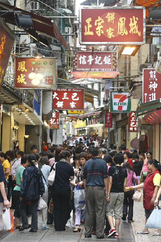 Souvenir Street (Food Street) is one of places travelers won't miss. The street is famous for delicious foods.