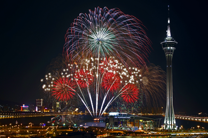 Macau International Fireworks Contest is the most amazing exhibition of pyrotechnics in the world. The photo shows the firework displays at Nam Van Lake.