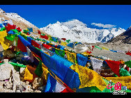 Photo shows the superb view of the wonderland at the foot of Mt. Qomolangma, Tingri County, Xigaze Prefecture of Tibet Autonomous Region.Mt. Qomolangma is the highest mountain on Earth, and the highest point on the Earth's continental crust, as measured by the height above sea level of its summit, 8,848 metres (29,029 ft). [Photo by Liu Baohua]