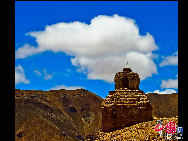 Photo shows the superb view of the wonderland at the foot of Mt. Qomolangma, Tingri County, Xigaze Prefecture of Tibet Autonomous Region.Mt. Qomolangma is the highest mountain on Earth, and the highest point on the Earth's continental crust, as measured by the height above sea level of its summit, 8,848 metres (29,029 ft). [Photo by Liu Baohua]