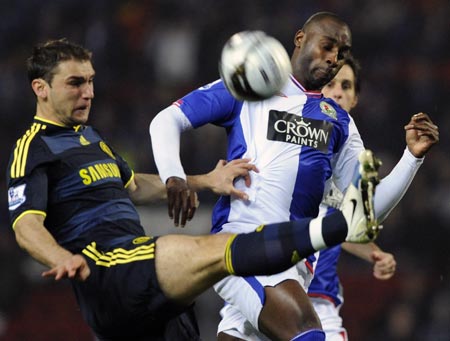 Chelsea&apos;s Branislav Ivanovic (L) challenges Blackburn Rovers&apos; Jason Roberts during their English League Cup soccer match in Blackburn, northern England December 2, 2009.
