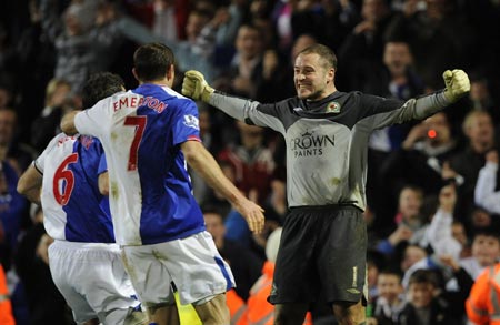 Blackburn Rovers&apos; Paul Robinson (R) celebrates with teammates after a penalty shoot-out against Chelsea during their English League Cup soccer match in Blackburn, northern England December 2, 2009.