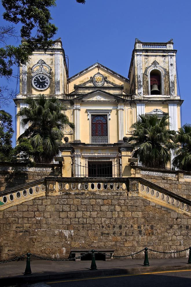 St. Lawrence's Church is located near A-Ma Temple. From A-Ma Temple to the church, tourists can walk along Nam Van Lake. 