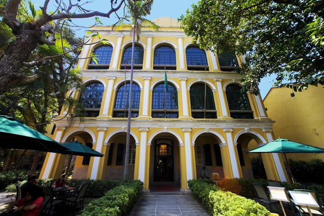 The Sir Robert Ho Tung Library building structure has over a hundred years' worth of history. Hong Kong businessman Sir Robert Ho Tung bequeathed the building to the Macao government as a public library in 1955, and it was opened to the public in 1958. The library has a European appeal.