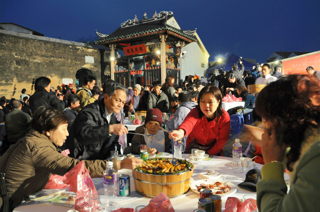 The elderly are invited to a festival held at Na Tcha Temple. They believe that having dinner at Na Tcha Temple will bring them good luck.