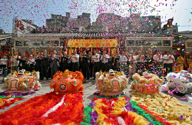 Every year, the government of the Macao Special Administrative Region invites folk song and dance troupes from China's mainland to perform during Chinese New Year.