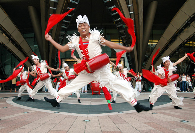 A Macao lottery company, Sociedade de Jogos de Macau, S.A., invites a performance troupe from China's mainland to perform during Chinese New Year.