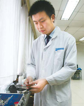Mortician Zhang Yang prepares his makeup brushes.[China Daily]