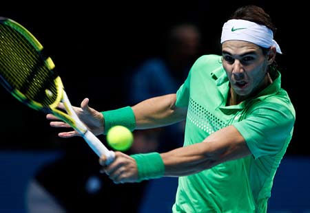 Rafael Nadal of Spain returns the ball against Novak Djokovic of Serbia during their ATP World Tour Finals Group B Singles third round match in London, capital of Britain, Nov. 27, 2009. Nadal lost 0-2. (Xinhua Photo) 