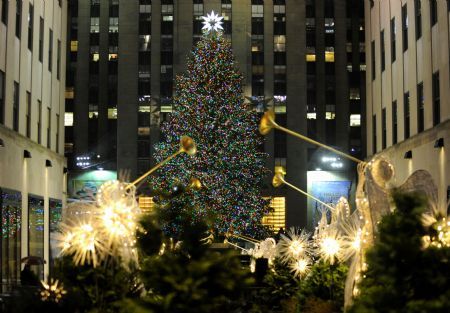 Photo taken on Dec. 2, 2009 shows the shining Christmas tree at the Rockefeller Center in New York, the United States.