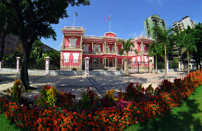 Now headquarter of the Macao Special Administrative Region was the former office of the Portuguese government.