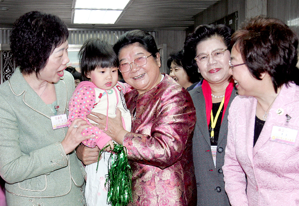 Vice Chairman of the Standing Committee of the National People's Congress Gu Xiulian visits the Women's General Association of Macao.
