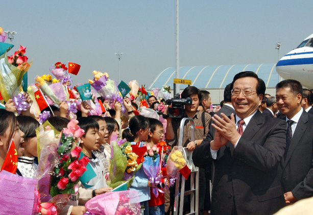 Chief Executive of the Macao Special Administrative Region Edmund Ho greets Vice President Zeng Qinghong upon his arrival. Zeng traveled to Macao on Oct. 7, 2003.